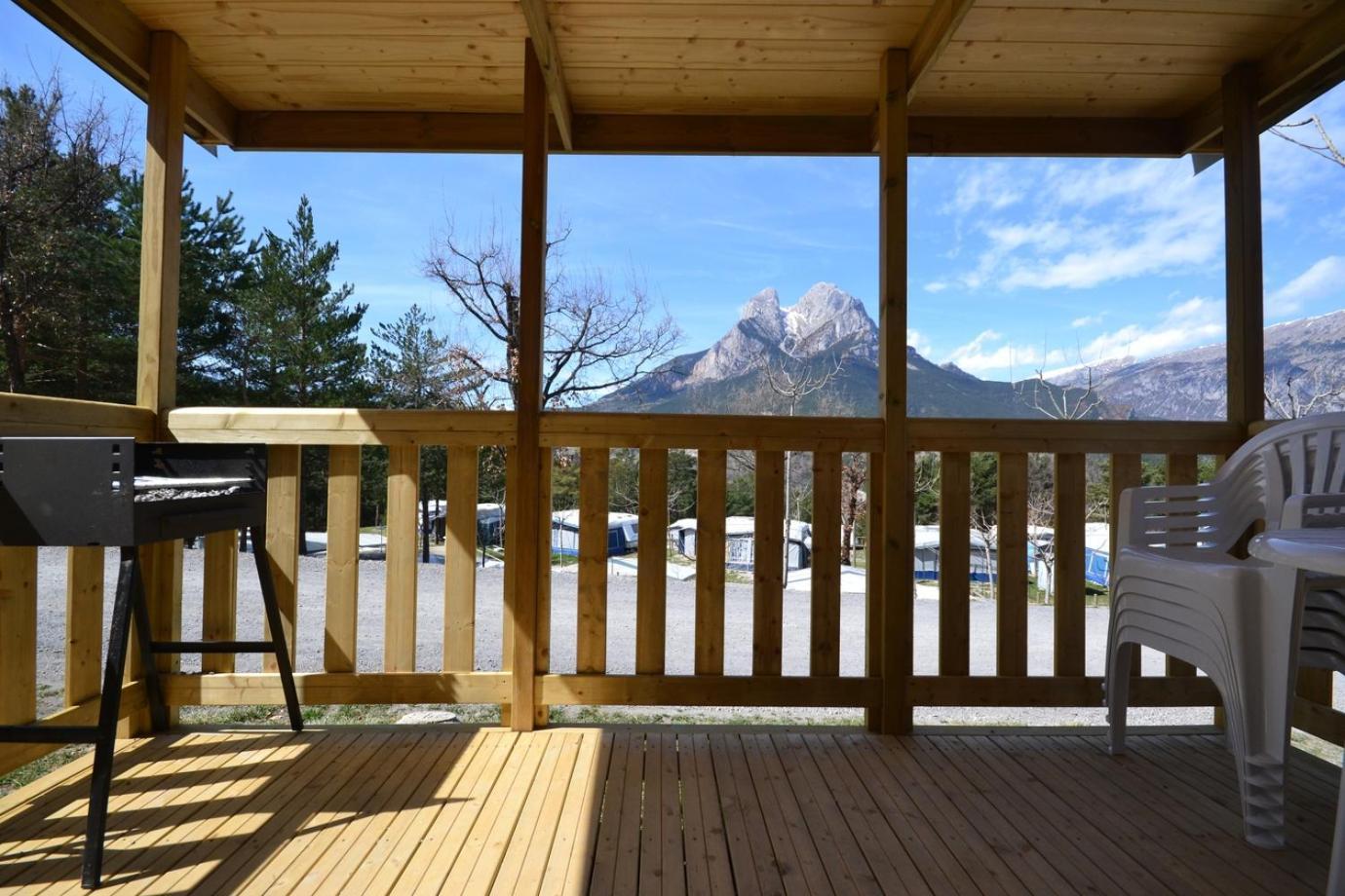 Bungalows Del Camping Pedraforca Салдас Номер фото